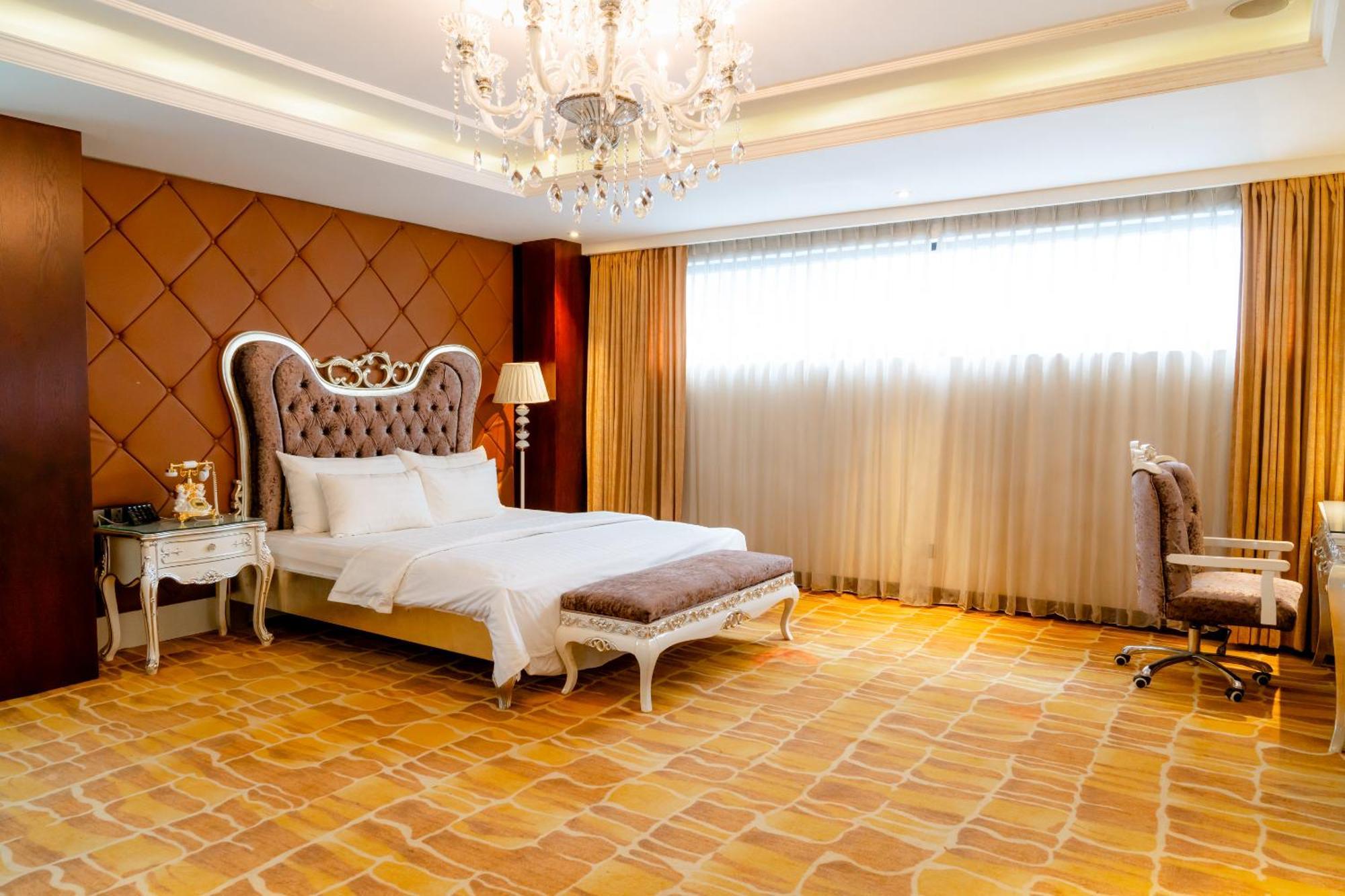 Hoang Trieu Hotel Thành Pho Ho Chí Minh Esterno foto